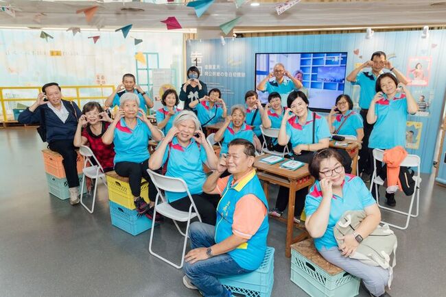 阿公阿嬤也能屋頂告白　新北市圖聆聽長輩真心話 | 華視新聞