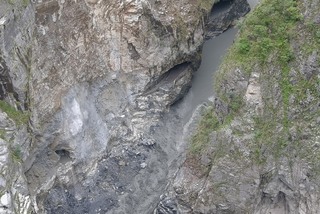 花蓮燕子口堰塞湖潰決  40分鐘水位下降約18公尺