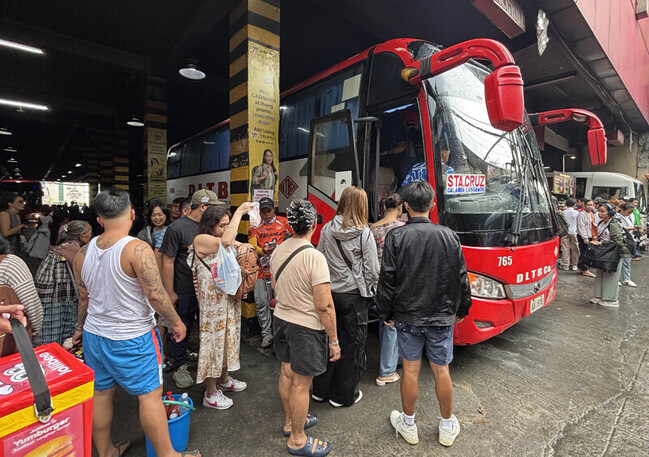 菲律賓迎掃墓長週末  返鄉潮湧現警方高度戒備 | 華視新聞