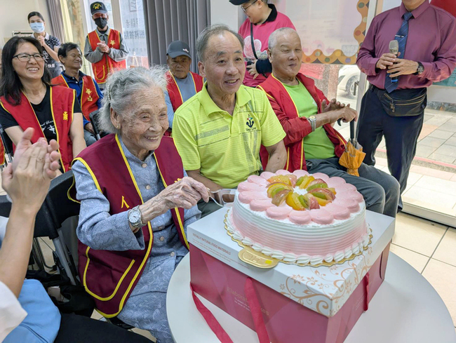 金門老年人口近20%　華山促社會大眾關懷孤老 | 華視新聞