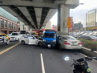 新北大道3車連環撞　警從肇事男車內疑搜出毒品