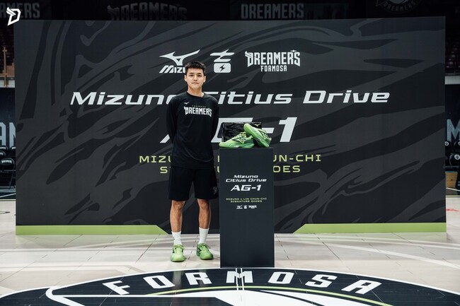 TPBL林俊吉擁個人簽名鞋　捐贈千雙球鞋回饋基層 | 華視新聞