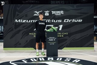 TPBL林俊吉擁個人簽名鞋　捐贈千雙球鞋回饋基層