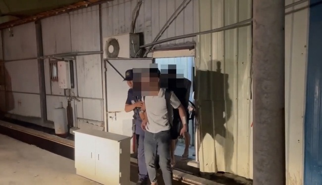 高雄大社小吃部淪毒趴KTV 警攻堅逮38人 | 華視新聞