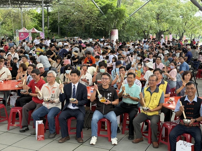 六堆秋收祭千人打粢粑　邱星崴讚活動突顯客家精神 | 華視新聞