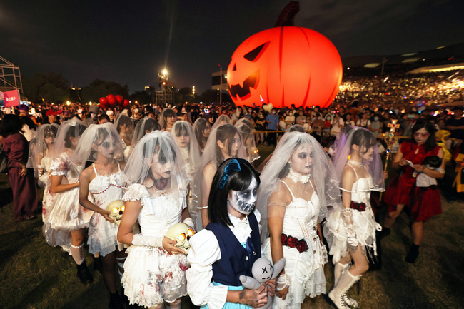 高雄萬聖節　衛武營吸引近7萬人創意裝扮遊行 | 華視新聞