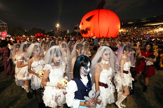 高雄萬聖節　衛武營吸引近7萬人創意裝扮遊行