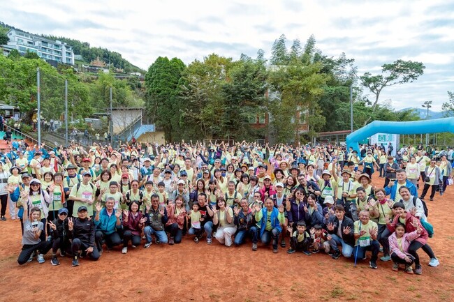 秋遊嘉鄉健行石棹步道群  千人共遊享受壯麗美景 | 華視新聞