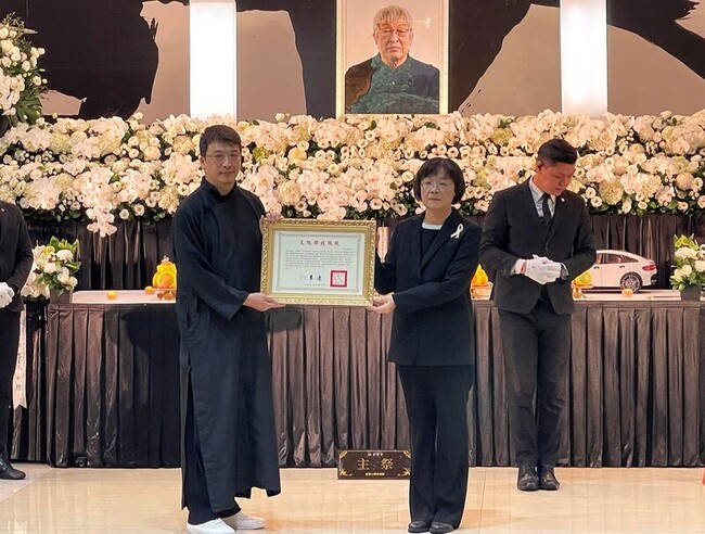 追思藝術家曲德義貢獻　文化部頒贈旌揚狀 | 華視新聞