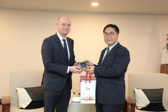 黃偉哲會晤波蘭駐台代表　盼加強城市間合作交流 | 華視新聞