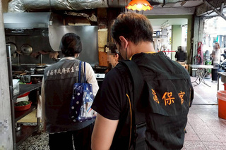 台南某羊肉店員工地上切肉　衛生局告誡再犯開罰