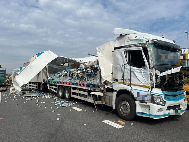 國3名間段3車連環碰撞　罐裝品散滿地一度回堵3公里 | 華視新聞