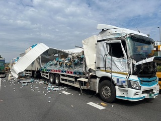 國3名間段3車連環碰撞　罐裝品散滿地一度回堵3公里