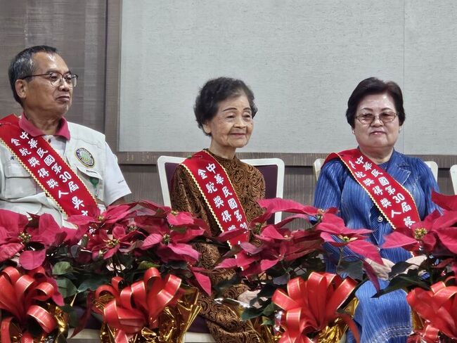 92歲嬤「催檢」志工 石崇良：隱形超人台灣最美風景 | 華視新聞