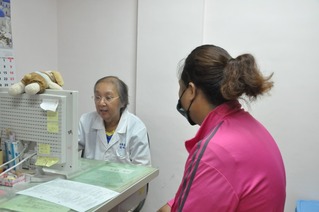 僑生醫師扎根恆春　陳明珠、黃健榮守護偏鄉獲肯定