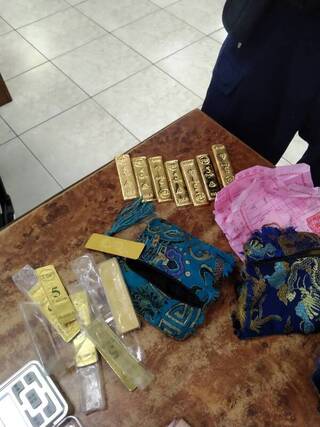 苗市貓裏山公園赫見7條黃金與現金　警方尋找失主