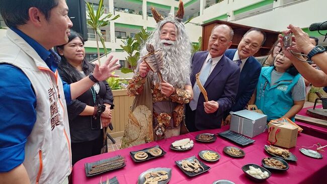 翁章梁赤腳扮神農氏 宣傳2025中藥本草文化節在嘉義 | 華視新聞
