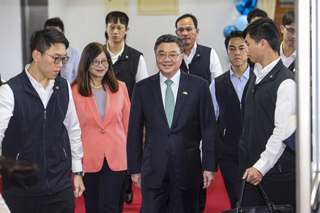 歡慶海巡節 卓榮泰勉善用普發一萬玩國旅吃豬肉