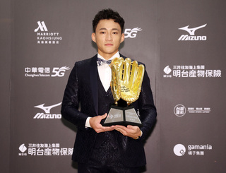 郭天信奪金手套帶兒子出席　盼守備機會次數再突破