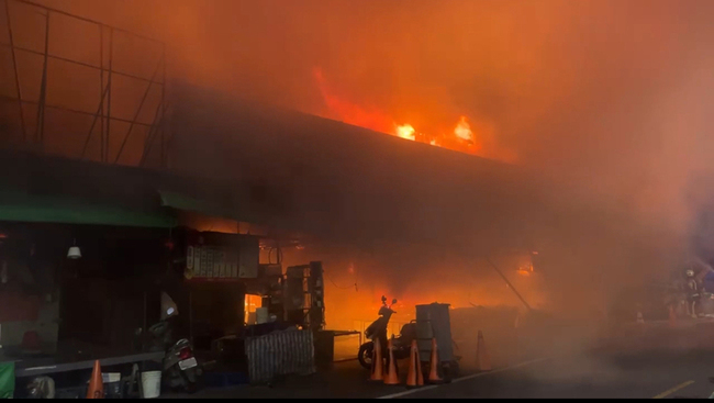 桃園南門市場夜間失火　火舌濃煙伴隨爆炸聲 | 華視新聞