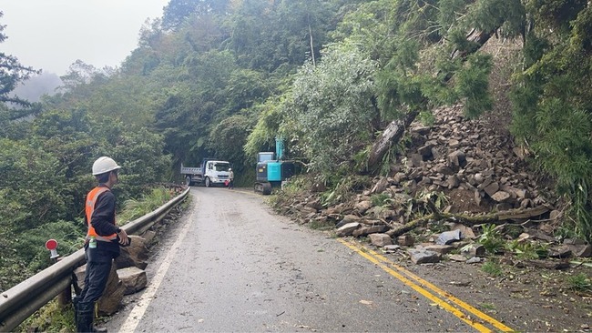 宜蘭太平山聯外道路坍方一度中斷　搶災後單線通車 | 華視新聞