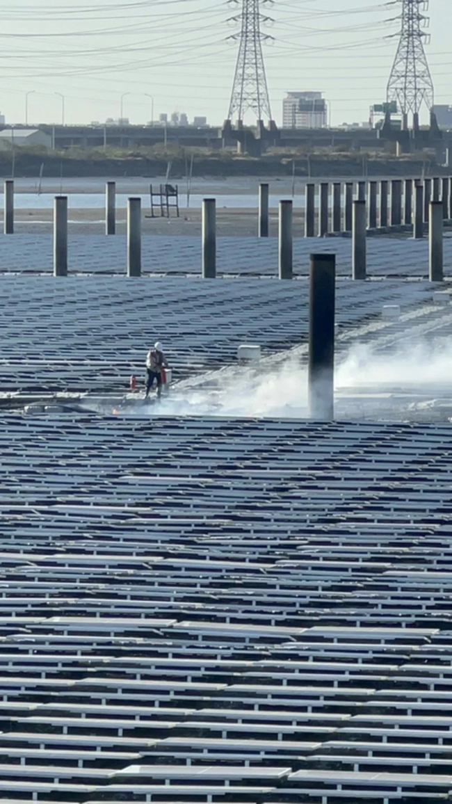 彰濱海上太陽能板冒濃煙　疑電纜短路2小時後撲滅 | 華視新聞