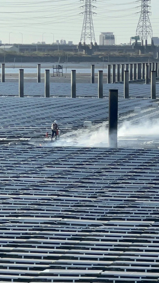 彰濱海上太陽能板冒濃煙　疑電纜短路2小時後撲滅