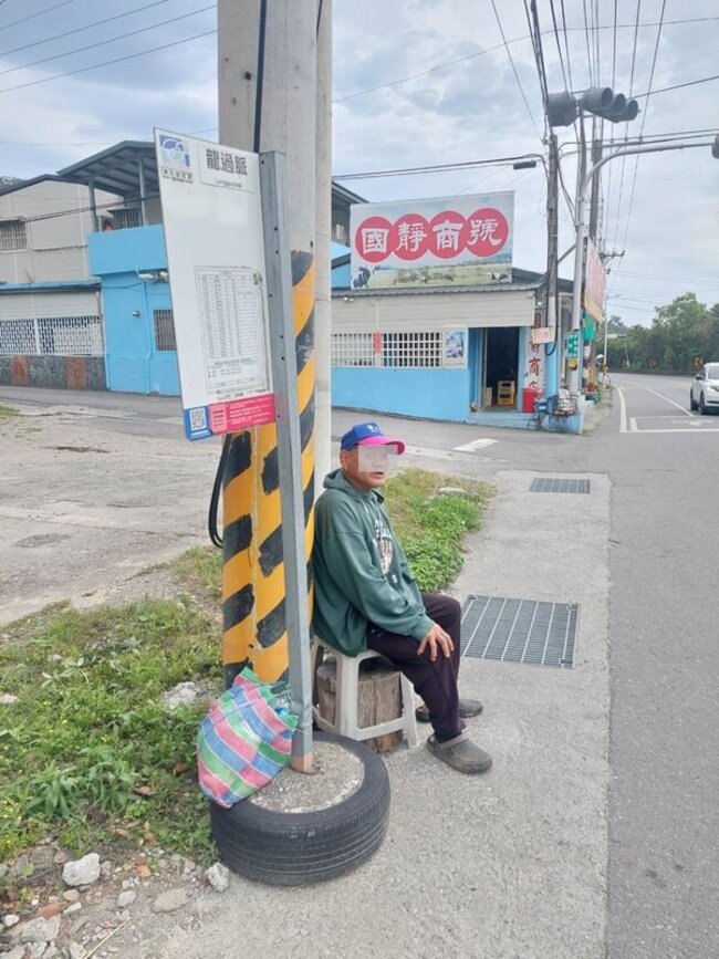 龍過脈村落長輩坐板凳太陽下候車　台東議員批縣府 | 華視新聞
