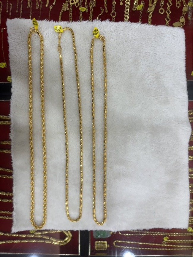 高雄男竊50萬銀樓金項鍊　剛逃出就遭巡邏員警壓制 | 華視新聞