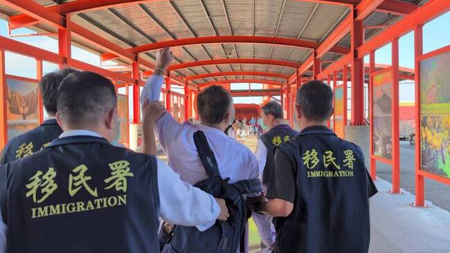 金縣府前中國男撒統一傳單　驅逐出境前高喊和平統一 | 華視新聞