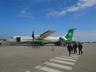 離島空中交通創舉　澎湖馬祖包機首航客滿