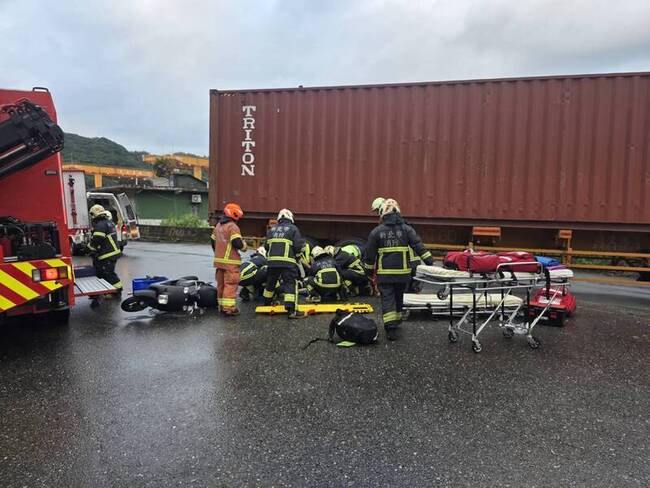 新北瑞芳貨櫃車與機車擦撞　騎士受困救出送醫不治 | 華視新聞