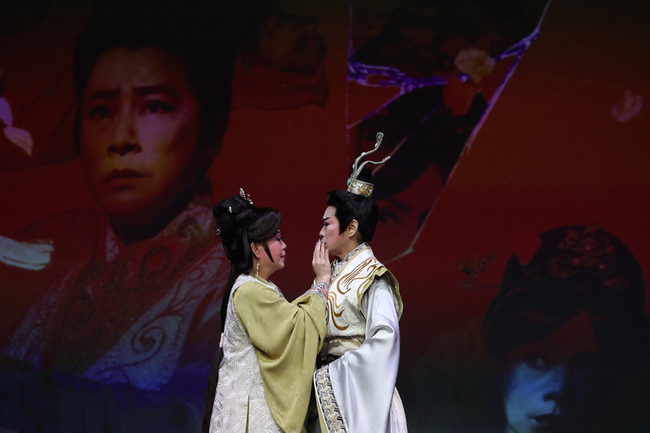 歌仔戲「鳳凰變」科技投影　創造生死情感界面 | 華視新聞