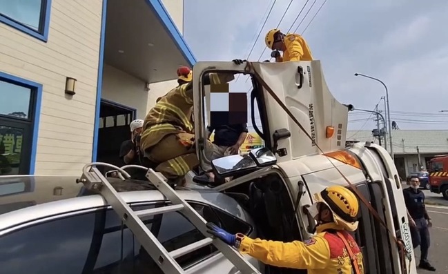 台南永康區水泥預拌車翻覆　駕駛受困獲救送醫 | 華視新聞