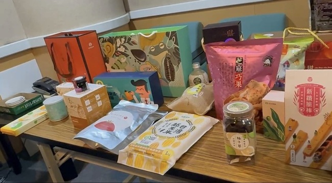 台南群眾熱烈歡迎黃仁勳　黃偉哲準備精選伴手禮 | 華視新聞