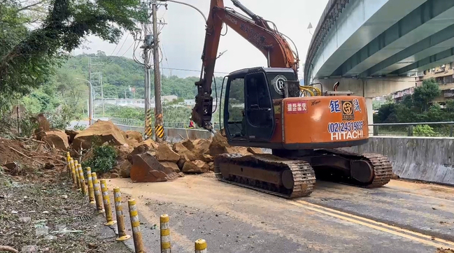 基隆興隆街邊坡崩塌　50噸落石占道雙向中斷 | 華視新聞