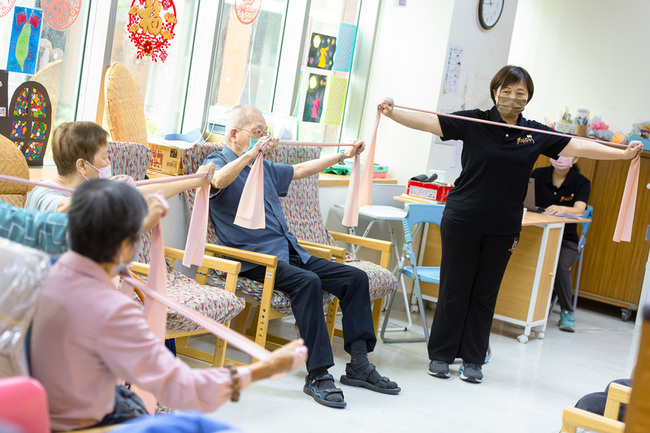 社交減少老伯失智加劇　日照專業照顧夜間不遊走 | 華視新聞