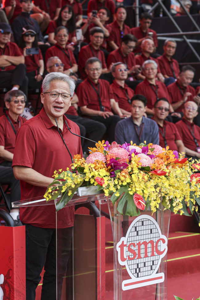 現身台積電運動會　黃仁勳：輝達和台積電是家人 | 華視新聞