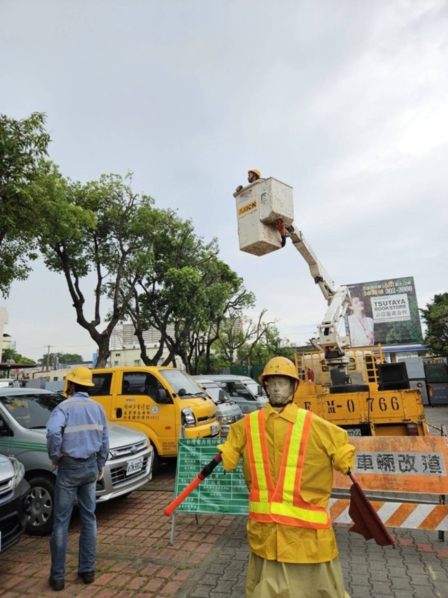 颱風鳳凰逼近  台電台南區處加強樹修礙洗戒備 | 華視新聞