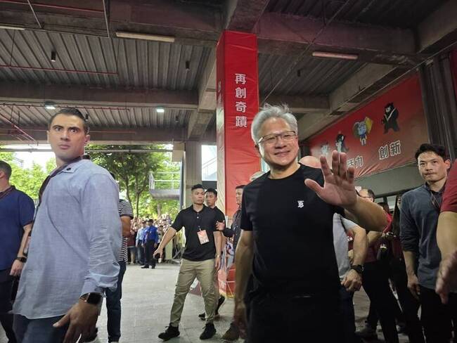 科技巨頭攻AI晶片受威脅？黃仁勳：輝達架構應用更廣 | 華視新聞