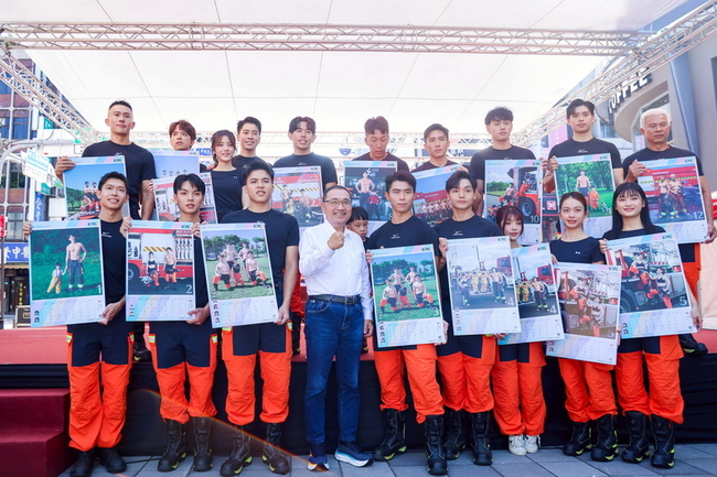 新北消防月曆開賣做公益  猛男搭檔萌娃出擊 | 華視新聞