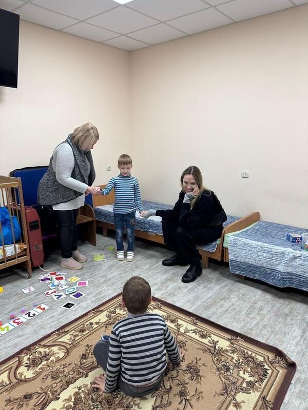 裘莉訪問烏克蘭家庭