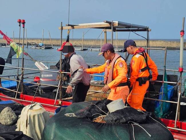 大浪打翻漁船　雲林海巡守望哨通報附近船救起漁民 | 華視新聞