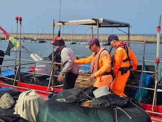 大浪打翻漁船　雲林海巡守望哨通報附近船救起漁民