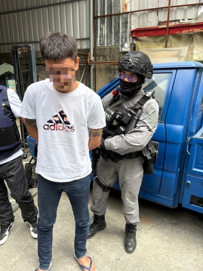 男子疑毒駕拒檢衝撞員警逃逸 高雄警跨縣市人毒俱獲 | 華視新聞