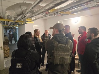 裘莉訪烏親歷無人機威脅  發文籲各國援助民眾