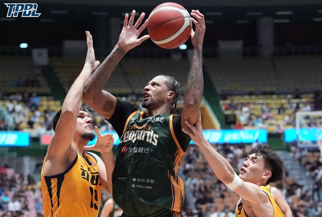 TPBL麥卡洛決勝節豪取18分　雲豹逆轉特攻奪5連勝 | 華視新聞