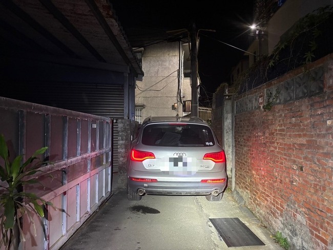男子持毒駕車卡窄巷跳車逃逸　苗栗警鎖定犯嫌 | 華視新聞