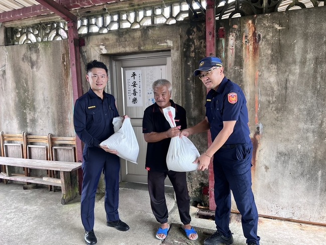 颱風鳯凰來襲　澎湖望安警消助82戶獨居長者防颱 | 華視新聞