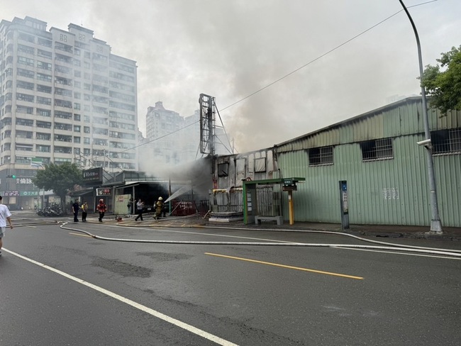 高雄三民區里長辦公室火警　火勢撲滅無人員傷亡 | 華視新聞